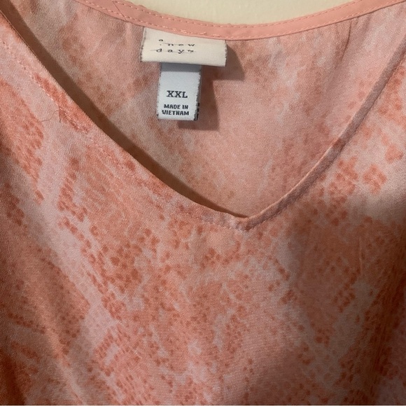 Pink snake detail adjustable‎ blouse size 2X - Picture 3 of 4